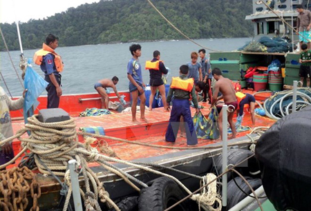 Nhân viên cứu hộ tìm kiếm người mất tích sau vụ rơi máy bay quân sự tại Laung Lone, Dawei, Myanmar ngày 8/6.